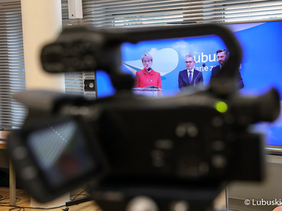 Monitor z uczestnikami konferencji prasowej dotyczącej porozumienia o współpracy samorządu województwa z Uniwersytetem Zielonogórskim.