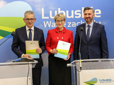 Marszałek Elżbieta Anna Polak, rektor Uniwersytetu Zielonogórskiego, Wojciech Strzyżewski (w środku) oraz poseł Waldemar Sługocki podczas konferencji prasowej dotyczącej porozumienia o współpracy samorządu województwa z uczelnią.