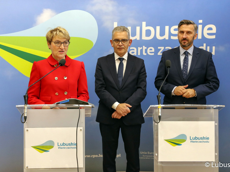 Marszałek Elżbieta Anna Polak (przy mównicy), rektor Uniwersytetu Zielonogórskiego, Wojciech Strzyżewski (w środku) oraz poseł Waldemar Sługocki podczas konferencji prasowej dotyczącej porozumienia o współpracy samorządu województwa z uczelnią.