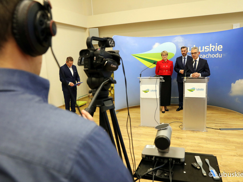 Uczestnicy konferencji prasowej dotyczącej porozumienia o współpracy samorządu województwa z Uniwersytetem Zielonogórskim.