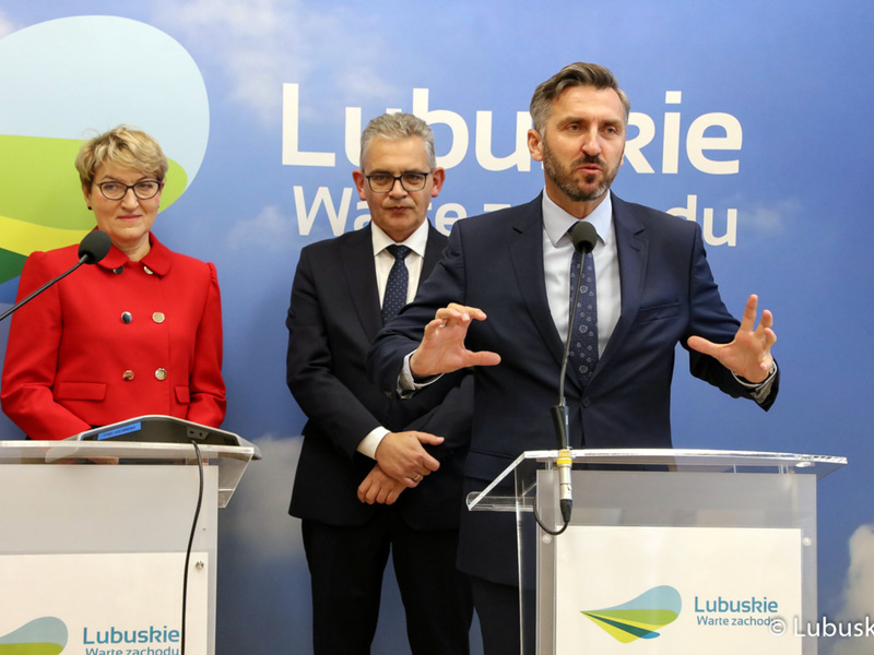 Marszałek Elżbieta Anna Polak, rektor Uniwersytetu Zielonogórskiego, Wojciech Strzyżewski (z tyłu) oraz poseł Waldemar Sługocki (przy mównicy) podczas konferencji prasowej dotyczącej porozumienia o współpracy samorządu województwa z uczelnią.