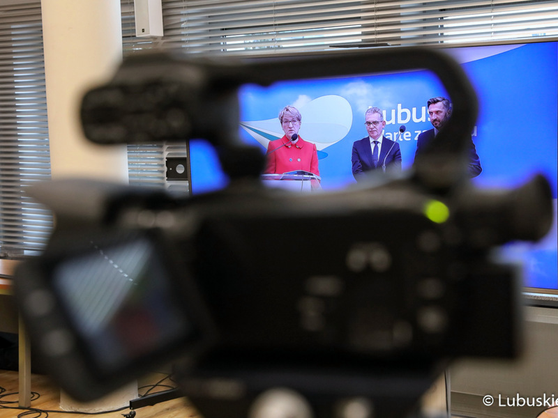 Monitor z uczestnikami konferencji prasowej dotyczącej porozumienia o współpracy samorządu województwa z Uniwersytetem Zielonogórskim.