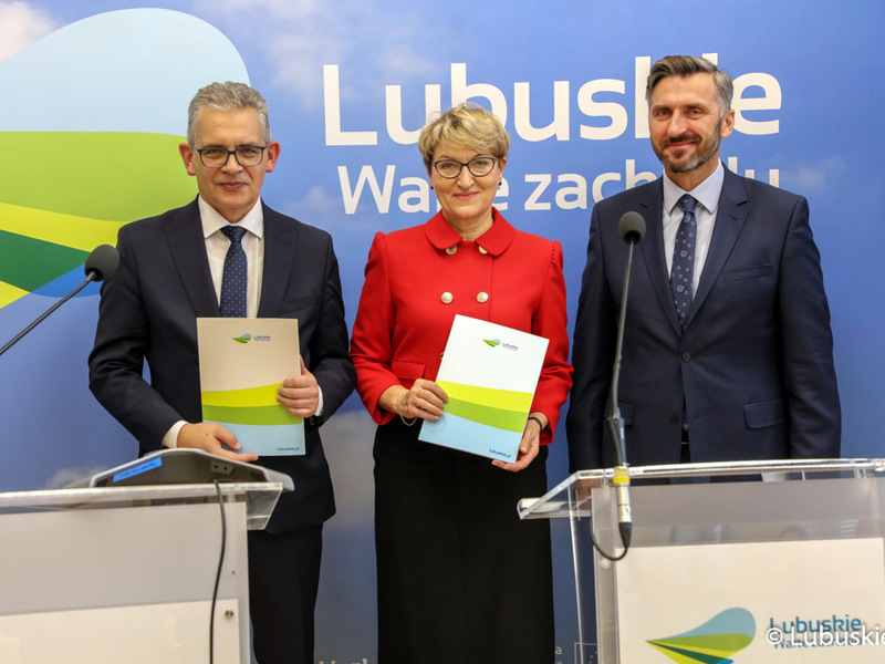 Marszałek Elżbieta Anna Polak, rektor Uniwersytetu Zielonogórskiego, Wojciech Strzyżewski (w środku) oraz poseł Waldemar Sługocki podczas konferencji prasowej dotyczącej porozumienia o współpracy samorządu województwa z uczelnią.