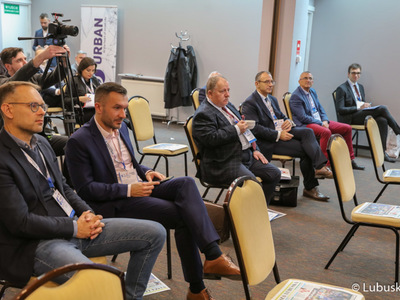 Uczestnicy konferencji naukowej pn. "Niski poziom innowacyjności lubuskiej gospodarki, kto zawinił" w zielonogórskim hotelu Qubus.
