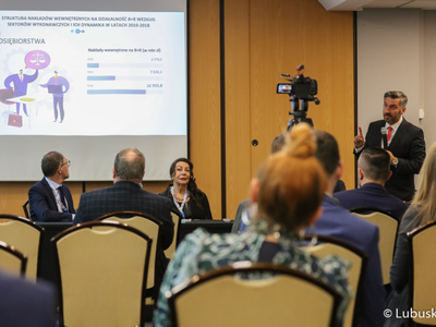 Konferencja naukowa pn. "Niski poziom innowacyjności lubuskiej gospodarki, kto zawinił", z udziałem członka zarządu woj. lubuskiego, Marcina Jabłońskiego oraz posła na Sejm RP, Waldemar Sługocki (stoi).
