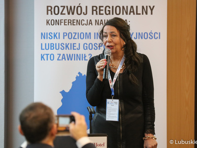 Prof. dr hab. inż. Magdalena Graczyk, prorektor ds. jakości kształcenia na Uniwersytecie Zielonogórskim, podczas konferencji naukowej pn. "Niski poziom innowacyjności lubuskiej gospodarki, kto zawinił", która odbyła się w zielonogórskim hotelu Qubus.