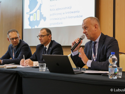 Członek zarządu woj. lubuskiego, Marcin Jabłoński (przy mikrofonie) podczas konferencji naukowej pn. "Niski poziom innowacyjności lubuskiej gospodarki, kto zawinił", która odbyła się w zielonogórskim hotelu Qubus. W środku Marek Cebula, burmistrz Krosna Odrz.