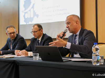 Członek zarządu woj. lubuskiego, Marcin Jabłoński (przy mikrofonie) podczas konferencji naukowej pn. "Niski poziom innowacyjności lubuskiej gospodarki, kto zawinił", która odbyła się w zielonogórskim hotelu Qubus.
