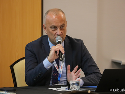 Członek zarządu woj. lubuskiego, Marcin Jabłoński podczas konferencji naukowej pn. "Niski poziom innowacyjności lubuskiej gospodarki, kto zawinił", która odbyła się w zielonogórskim hotelu Qubus.