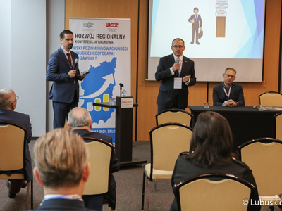 Burmistrz Krosna Odrz., Marek Cebula (przy mikrofonie) podczas konferencji naukowej pn. "Niski poziom innowacyjności lubuskiej gospodarki, kto zawinił", która odbyła się w zielonogórskim hotelu Qubus.