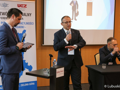 Burmistrz Krosna Odrz., Marek Cebula (przy mikrofonie) podczas konferencji naukowej pn. "Niski poziom innowacyjności lubuskiej gospodarki, kto zawinił", która odbyła się w zielonogórskim hotelu Qubus.