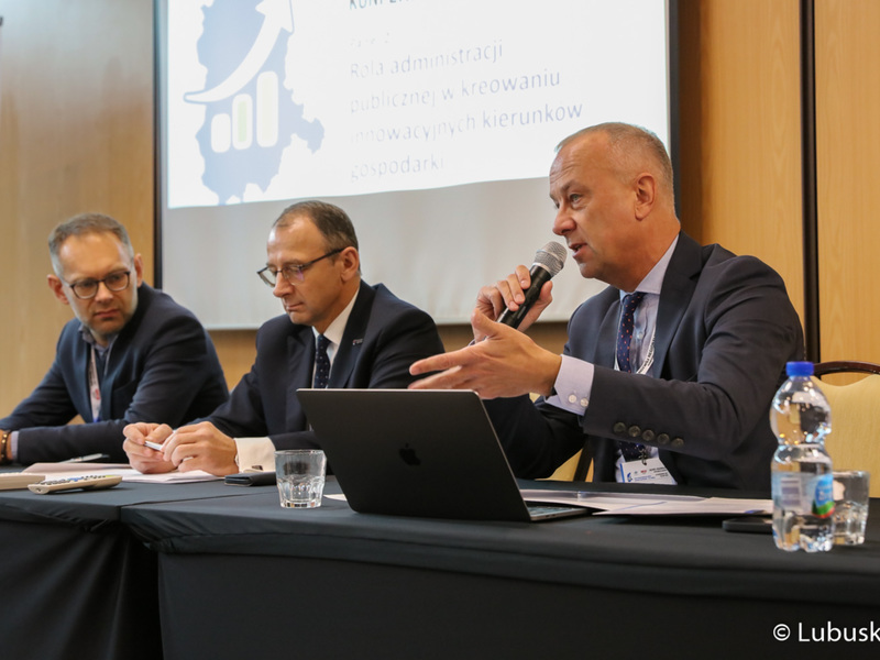 Członek zarządu woj. lubuskiego, Marcin Jabłoński (przy mikrofonie) podczas konferencji naukowej pn. "Niski poziom innowacyjności lubuskiej gospodarki, kto zawinił", która odbyła się w zielonogórskim hotelu Qubus.