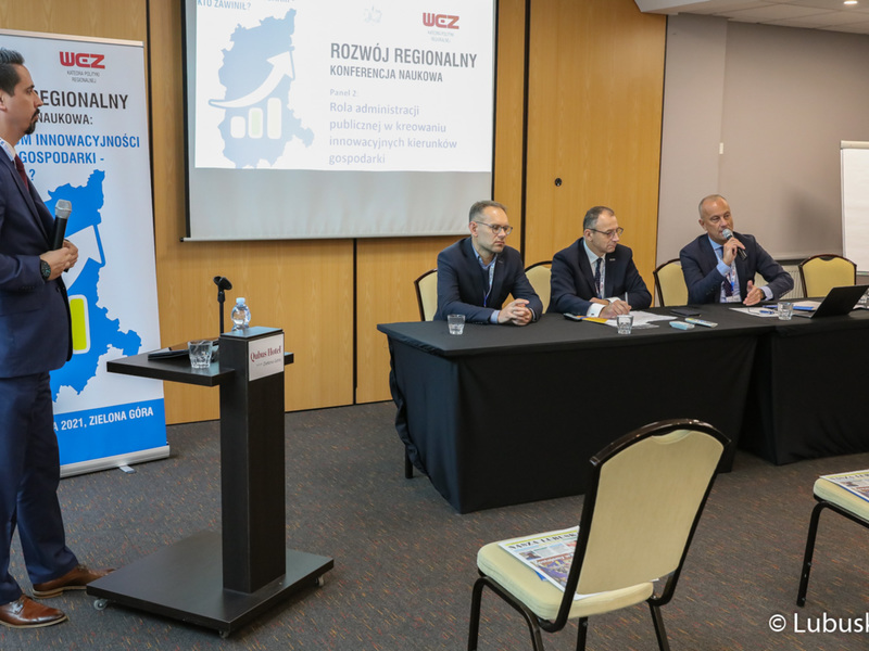 Członek zarządu woj. lubuskiego, Marcin Jabłoński (przy mikrofonie) podczas konferencji naukowej pn. "Niski poziom innowacyjności lubuskiej gospodarki, kto zawinił", która odbyła się w zielonogórskim hotelu Qubus.