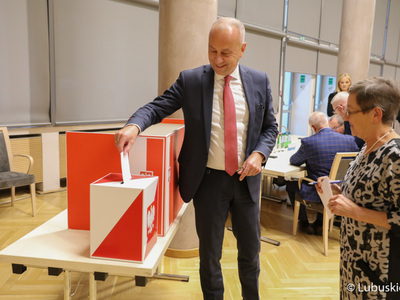 Członek zarządu, Marcin Jabłoński podczas głosowania nad wnioskiem o odwołanie Marszałek Województwa Lubuskiego