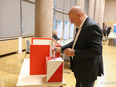 Przewodniczący Sejmiku Województwa Lubuskiego, Wacław Maciuszonek podczas głosowania nad wnioskiem o odwołanie Marszałek Województwa Lubuskiego