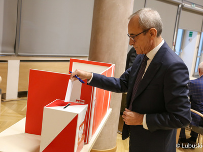 Wiceprzewodniczący Sejmiku Województwa Lubuskiego, Mirosław Marcinkiewicz podczas głosowania nad wnioskiem o odwołanie Marszałek Województwa Lubuskiego