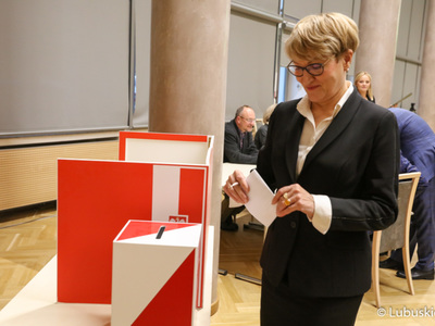 Marszałek Elżbieta Anna Polak podczas głosowania nad wnioskiem o odwołanie Marszałek Województwa Lubuskiego