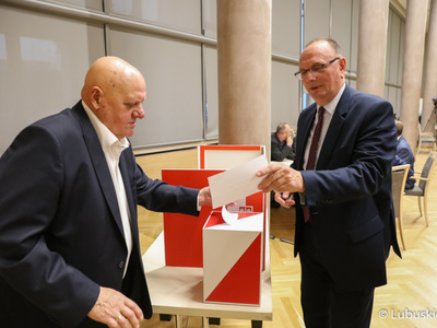 Radny Jan Świrepo (z lewej) oraz wicemarszałek Stanisław Tomczyszyn podczas głosowania nad wnioskiem o odwołanie Marszałek Województwa Lubuskiego