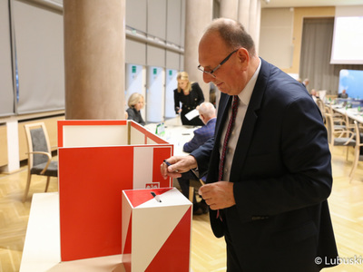 Wicemarszałek Stanisław Tomczyszyn podczas głosowania nad wnioskiem o odwołanie Marszałek Województwa Lubuskiego
