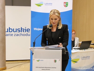 Radna Anna Synowiec podczas odczytywania wyników głosowania nad wnioskiem o odwołanie Marszałek Województwa Lubuskiego