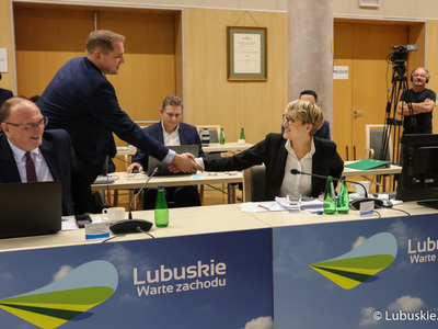Marszałek Elżbieta Anna Polak odbiera gratulacje od wicemarszałka Łukasza Poryckiego po ogłoszeniu wyników głosowania nad wnioskiem o odwołanie Marszałek Województwa Lubuskiego