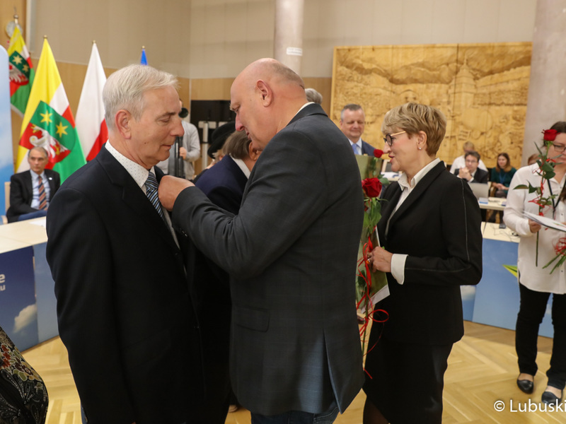 Marszałek Elżbieta Anna Polak oraz przewodniczący sejmiku Wacław Maciuszonek wręczają „Odznaki Honorowe za Zasługi dla Województwa Lubuskiego”.
