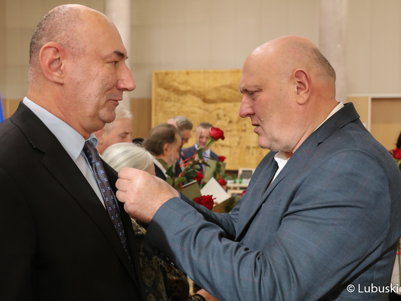 Przewodniczący sejmiku Wacław Maciuszonek (z prawej) podczas wręczenia „Odznaki Honorowe za Zasługi dla Województwa Lubuskiego”