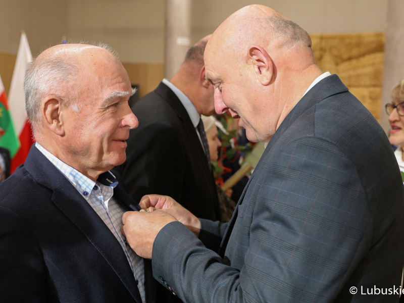 Przewodniczący sejmiku Wacław Maciuszonek (z prawej) podczas wręczenia „Odznaki Honorowe za Zasługi dla Województwa Lubuskiego”
