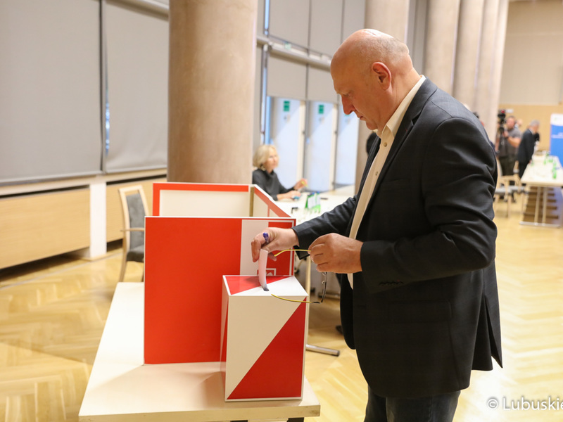 Przewodniczący Sejmiku Województwa Lubuskiego, Wacław Maciuszonek podczas głosowania nad wnioskiem o odwołanie Marszałek Województwa Lubuskiego