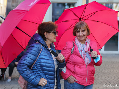 Uczestnicy Różowego Marszu na deptaku w Zielonej Górze. 