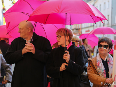 Marszałek Elżbieta Anna Polak oraz przewodniczący Sejmiku Wacław Maciuszonek przed rozpoczęciem Różowego Marszu w Zielonej Górze. 