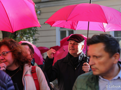 Uczestnicy Różowego Marszu na deptaku w Zielonej Górze. 