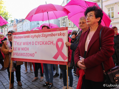 Uczestnicy Różowego Marszu na deptaku w Zielonej Górze. 
