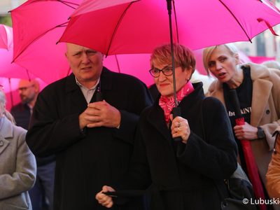 Marszałek Elżbieta Anna Polak oraz przewodniczący Sejmiku Wacław Maciuszonek przed rozpoczęciem Różowego Marszu w Zielonej Górze. 