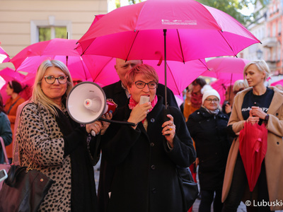 Marszałek Elżbieta Anna Polak przemawia do uczestników Różowego Marszu w Zielonej Górze. 