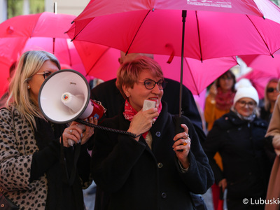Marszałek Elżbieta Anna Polak przemawia do uczestników Różowego Marszu w Zielonej Górze. 