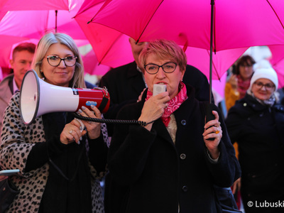 Marszałek Elżbieta Anna Polak przemawia do uczestników Różowego Marszu w Zielonej Górze. 
