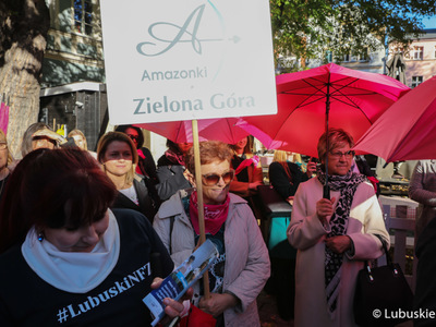 Uczestnicy Różowego Marszu na deptaku w Zielonej Górze. 