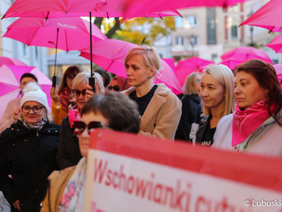 Uczestnicy Różowego Marszu na deptaku w Zielonej Górze. 