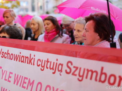 Uczestnicy Różowego Marszu na deptaku w Zielonej Górze. 