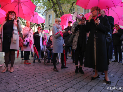 Marszałek Elżbieta Anna Polak przemawia do uczestników Różowego Marszu w Zielonej Górze. 