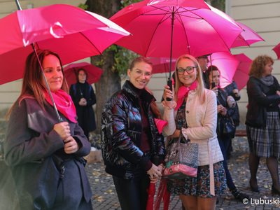 Uczestnicy Różowego Marszu na deptaku w Zielonej Górze. 