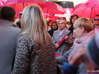 Uczestnicy Różowego Marszu na deptaku w Zielonej Górze. 