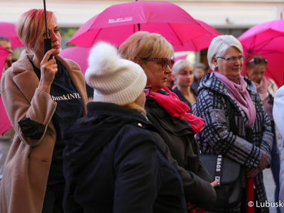 Uczestnicy Różowego Marszu na deptaku w Zielonej Górze. 