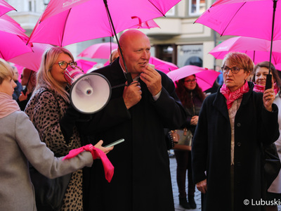 Przewodniczący Sejmiku, Wacław Maciuszonek przemawia do uczestników Różowego Marszu w Zielonej Górze. Z prawej marszałek Elżbieta Anna Polak