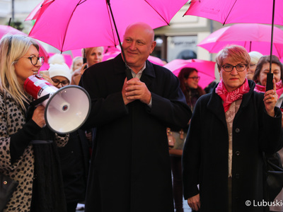 Przewodniczący Sejmiku, Wacław Maciuszonek (w środku) oraz  marszałek Elżbieta Anna Polak przed rozpoczęciem Różowego Marszu w Zielonej Górze