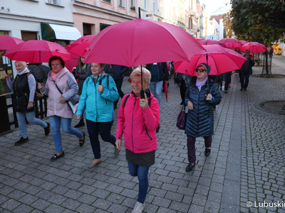 Uczestnicy Różowego Marszu na deptaku w Zielonej Górze. 