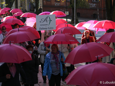 Uczestnicy Różowego Marszu na deptaku w Zielonej Górze. 