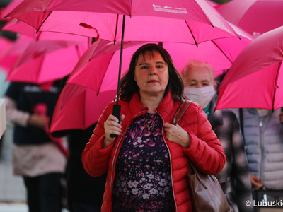 Uczestniczka Różowego Marszu w Zielonej Górze. 