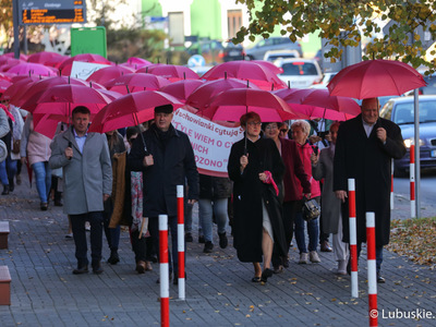 Uczestnicy Różowego Marszu w Zielonej Górze. Na czele marszu marszałek Elżbieta Anna Polak, przewodniczący Sejmiku, Wacław Maciuszonek (z prawej) oraz prezes zielonogórskiego szpitala Marek Działoszyński (z lewej). 